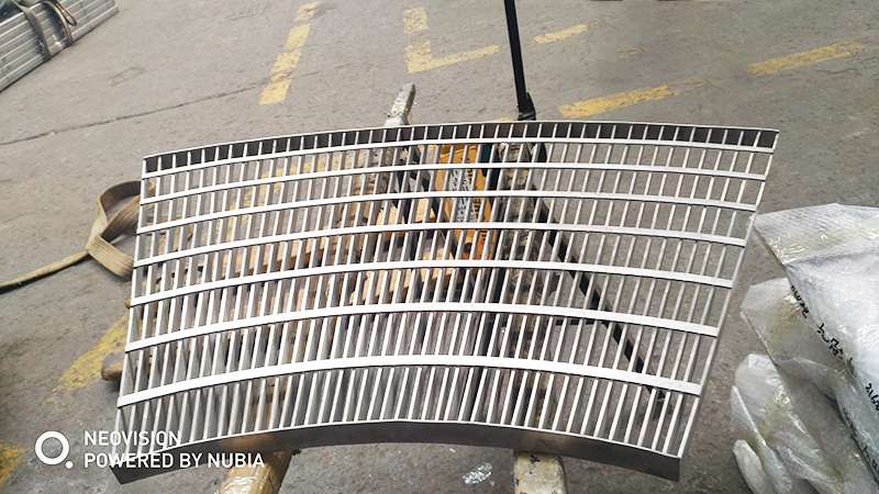 不銹鋼弧形梳子渠蓋